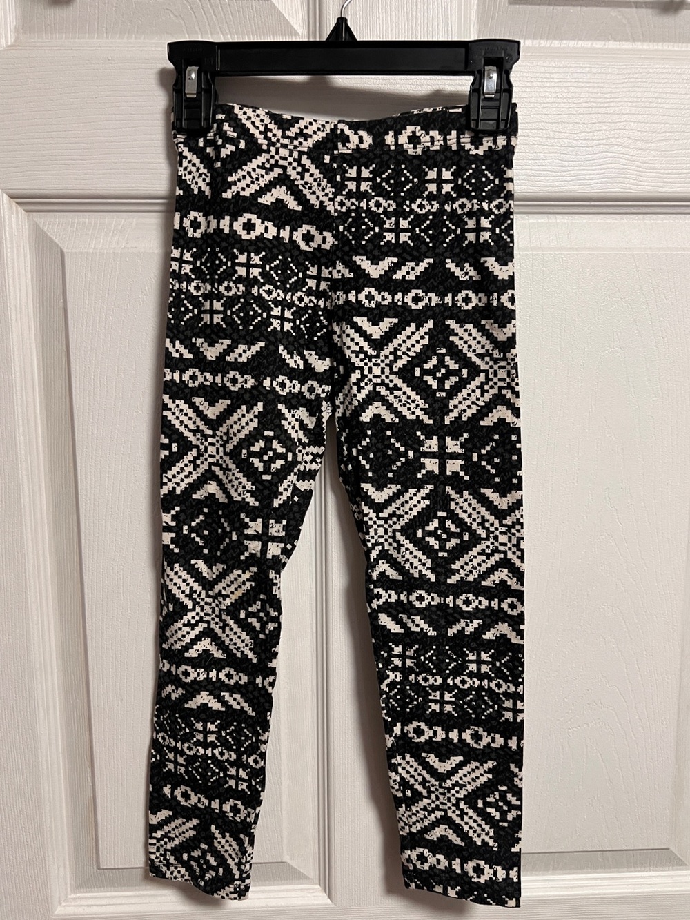 Girls Arizona Black & White Patterned Knit Leggings 🩷